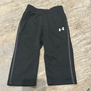 Under armour size black 9-12 pants. Excellent condition!